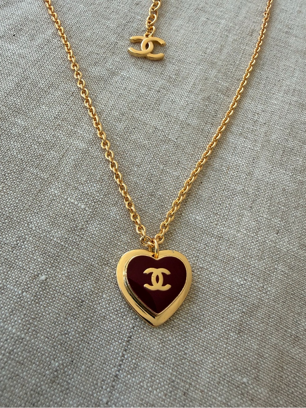 🍷CHANEL Gold-Tone Necklace with Burgundy Heart CC Pendant✨